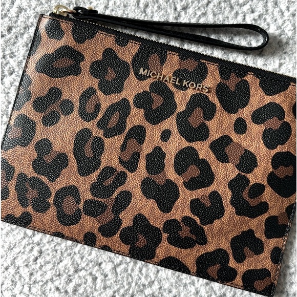 Michael Kors Jet Set X Large Leopard Wristlet/Clutch - Picture 1 of 8